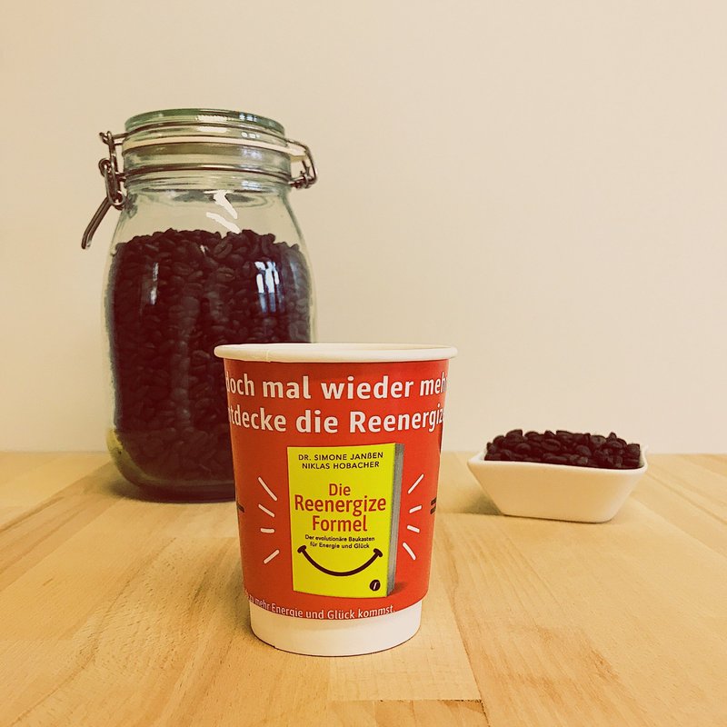Coffee-to-go-Becher als Buchwerbung für den Titel „Die Reenergize Formel“