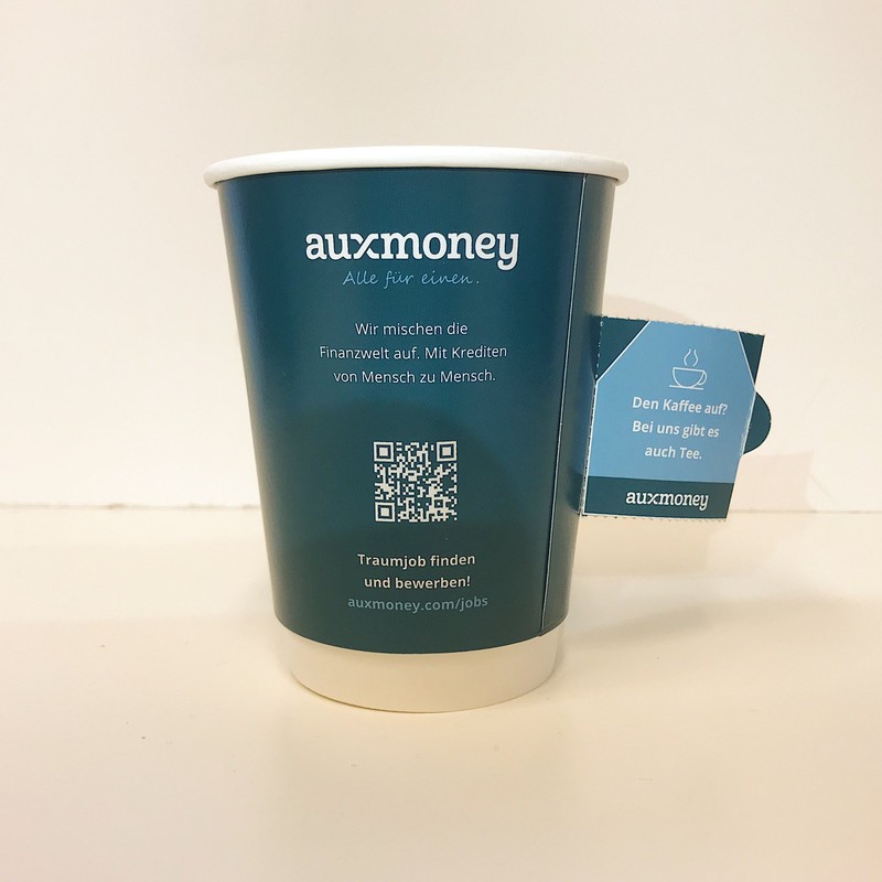 auxmoney Coffee-to-go-Becher mit QR-Code und Aufruf zur Stellensuche