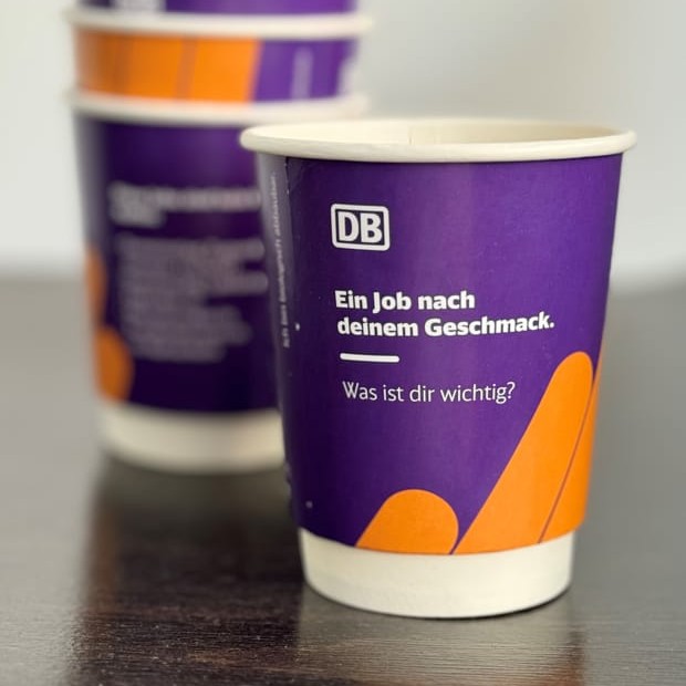 Deutsche Bahn Recruiting-Kampagne auf Coffee-to-go-Bechern — Aufdruck „Ein Job nach deinem Geschmack“