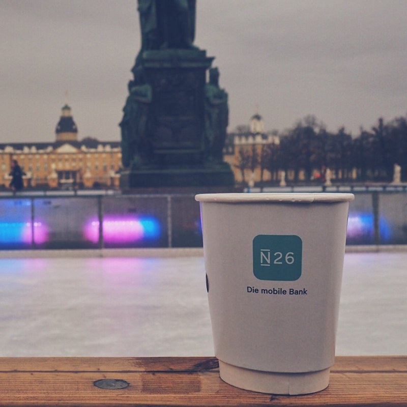 N26 Coffee-to-go-Becher „Die mobile Bank“ vor dem Karlsruher Schloss
