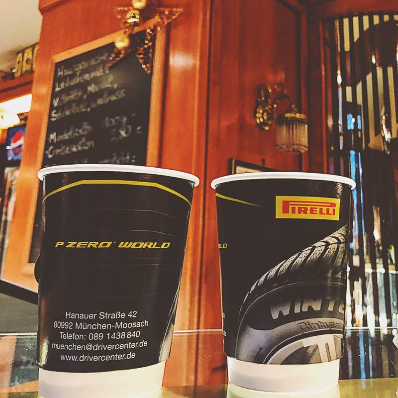 Zwei Pirelli P Zero World Coffee-to-go-Becher im Drivercenter München